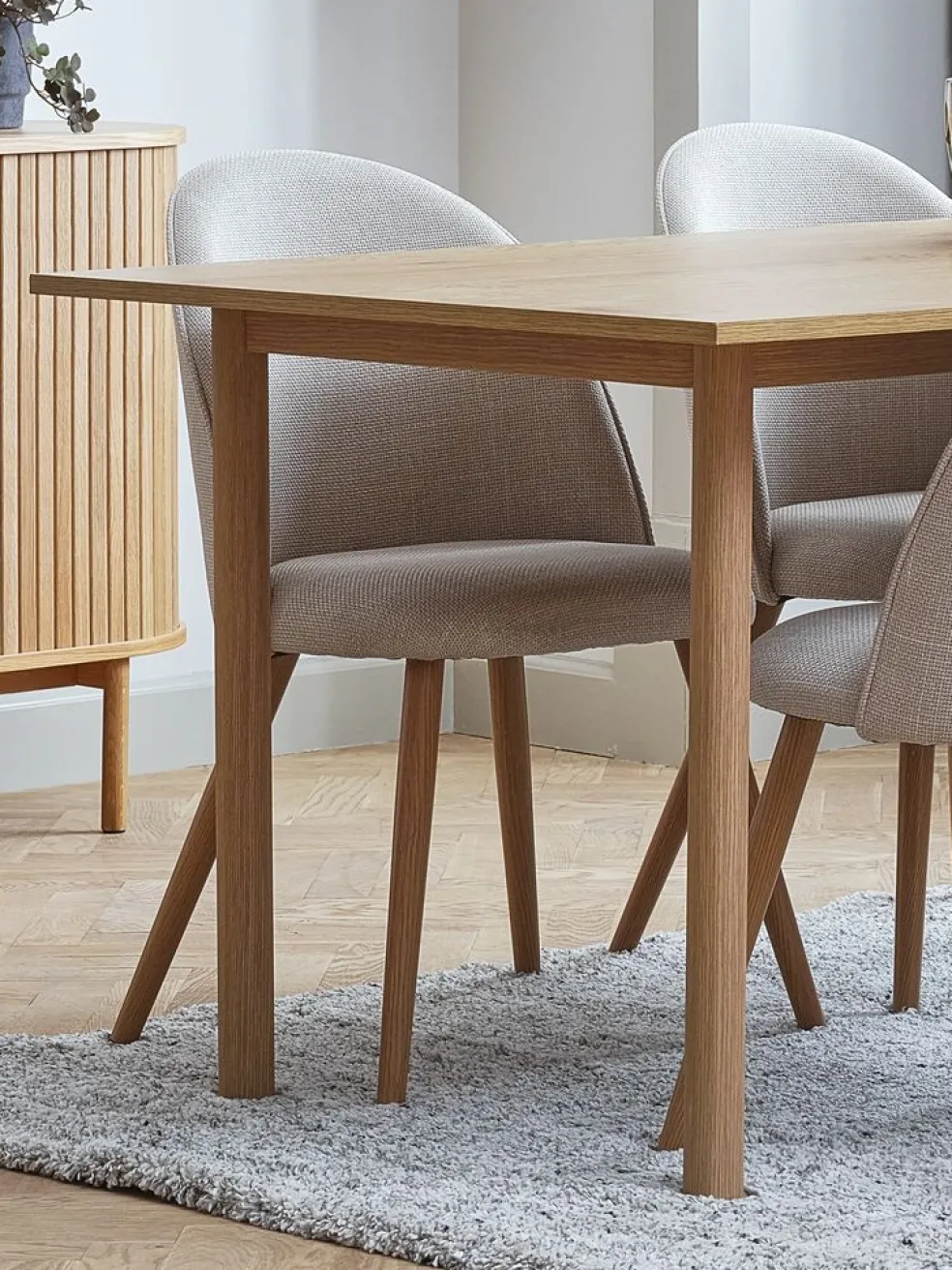 ALSTED + THORUPALSTED L160 table coloris chêne + 4 THORUP chaises beige