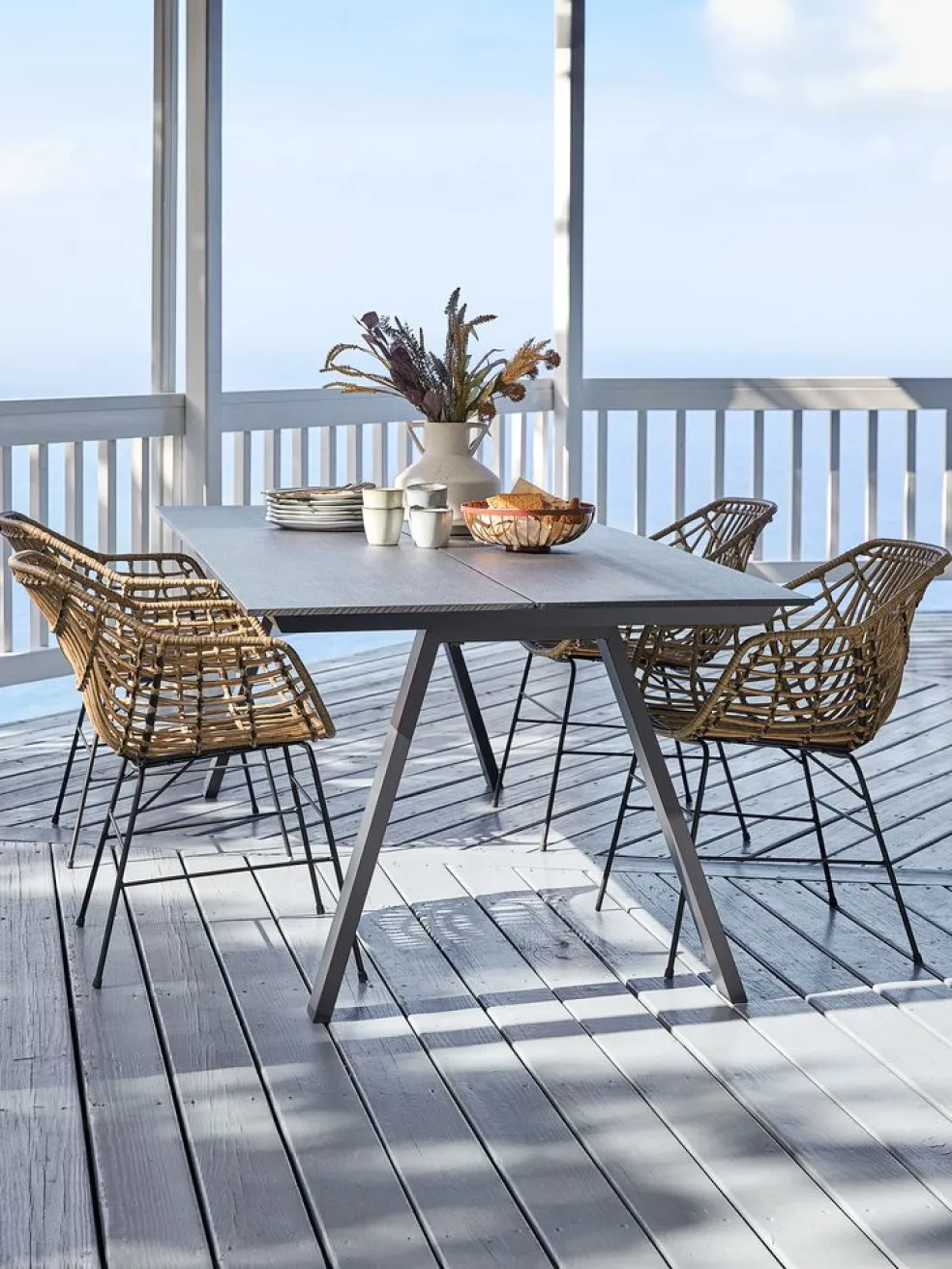 FAUSING + ILDERHUSEFAUSING L220 table noir + 4 ILDERHUSE chaises naturel