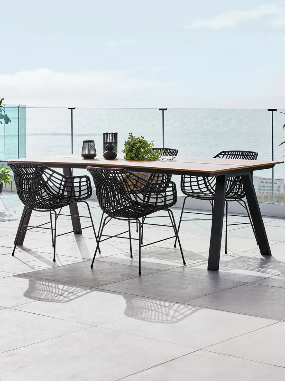 FAUSING + ILDERHUSEFAUSING L220 table naturel + 4 ILDERHUSE chaises noir