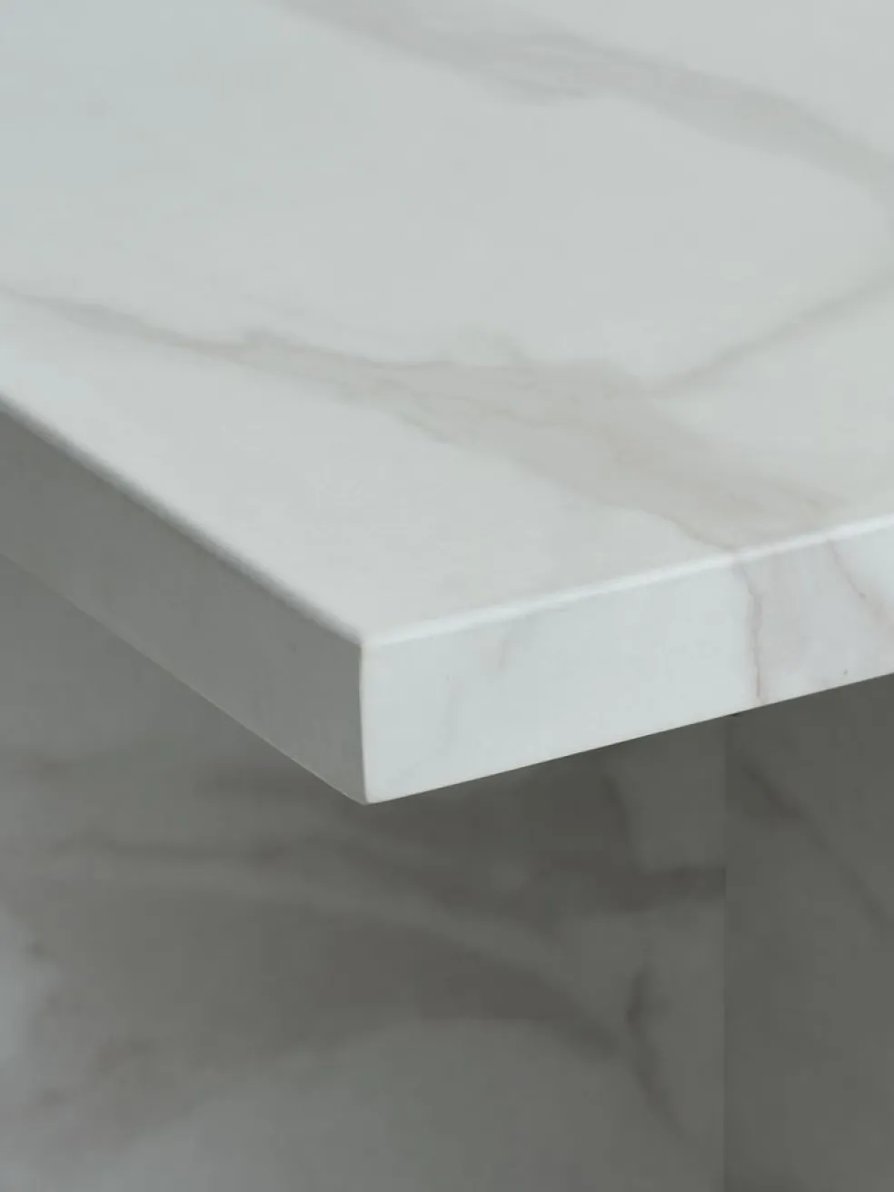 GANDRUPBout de canapé GANDRUP 45x45 coloris marbre blanc