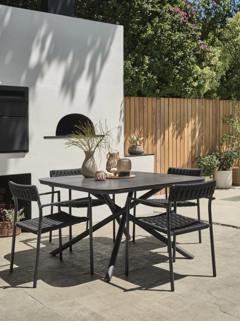 GOTHENBURG + TRILLEVALLENGOTHENBURG L120 table gris + 4 TRILLEVALLEN chaises noir