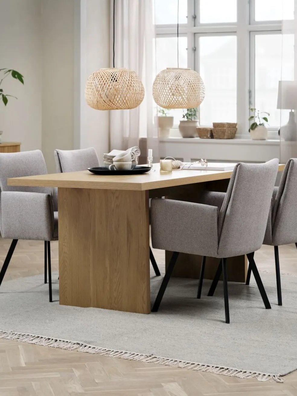 MUNKEBY + GJESINGMUNKEBY L220 table colo chêne + 4 GJESING chaises beige/noir