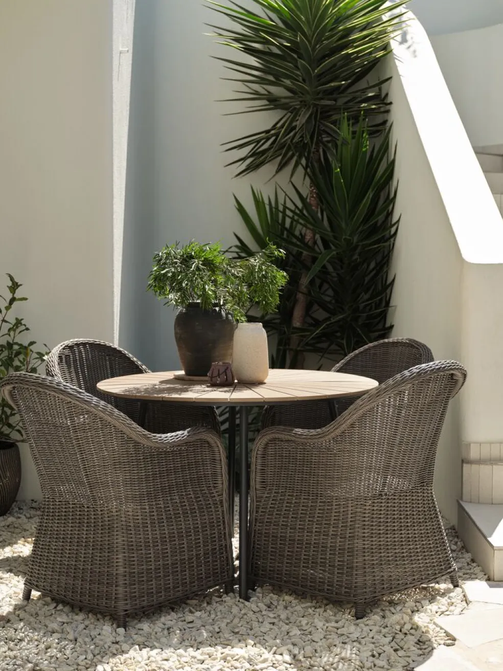 RANGSTRUP + GAMMELBYRANGSTRUP Ø110 table naturel + GAMMELBY chaises gris