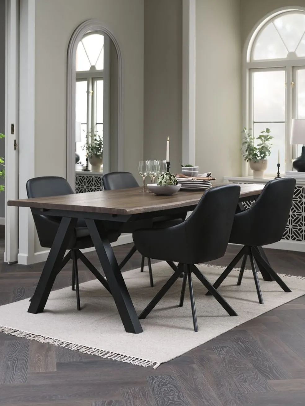 SANDBY + ROSTRUPSANDBY L210 table chêne foncé + 4 ROSTRUP chaises noir