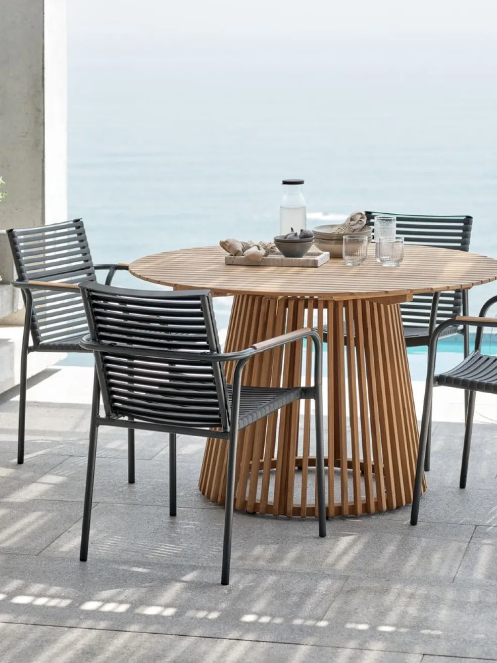UDBYNEDER + NABEUDBYNEDER Ø120 table teck + 4 NABE chaises noir
