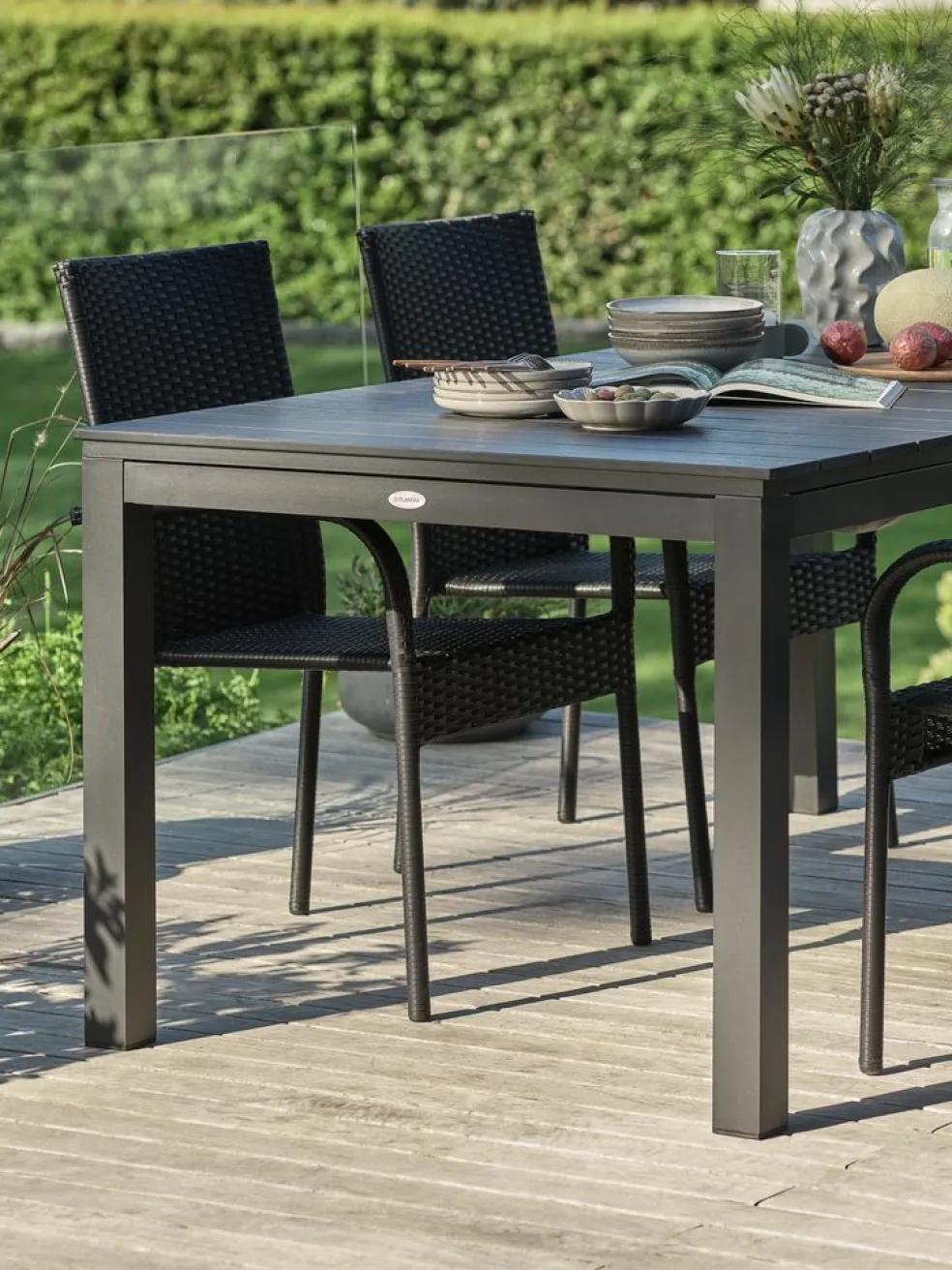 VATTRUPTable de jardin VATTRUP l95xL172/276 noir