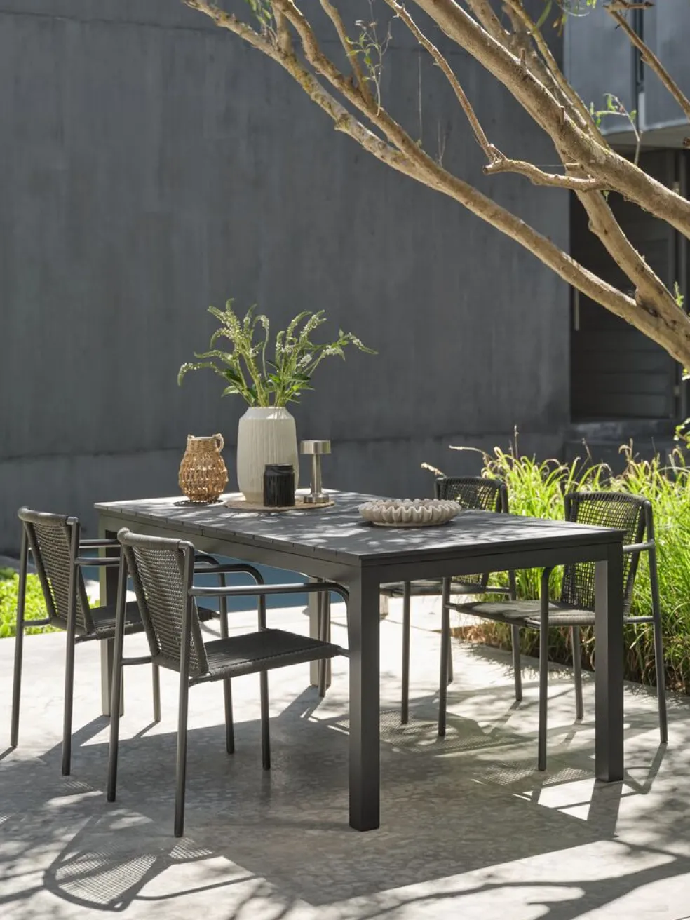 VATTRUPTable de jardin VATTRUP l95xL172/276 noir
