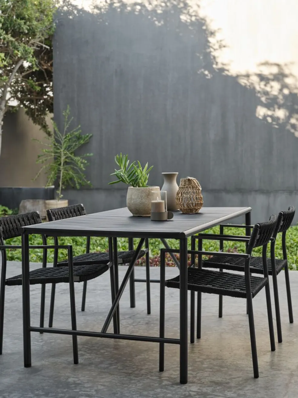 VIERLITable de jardin VIERLI l90xL149 noir