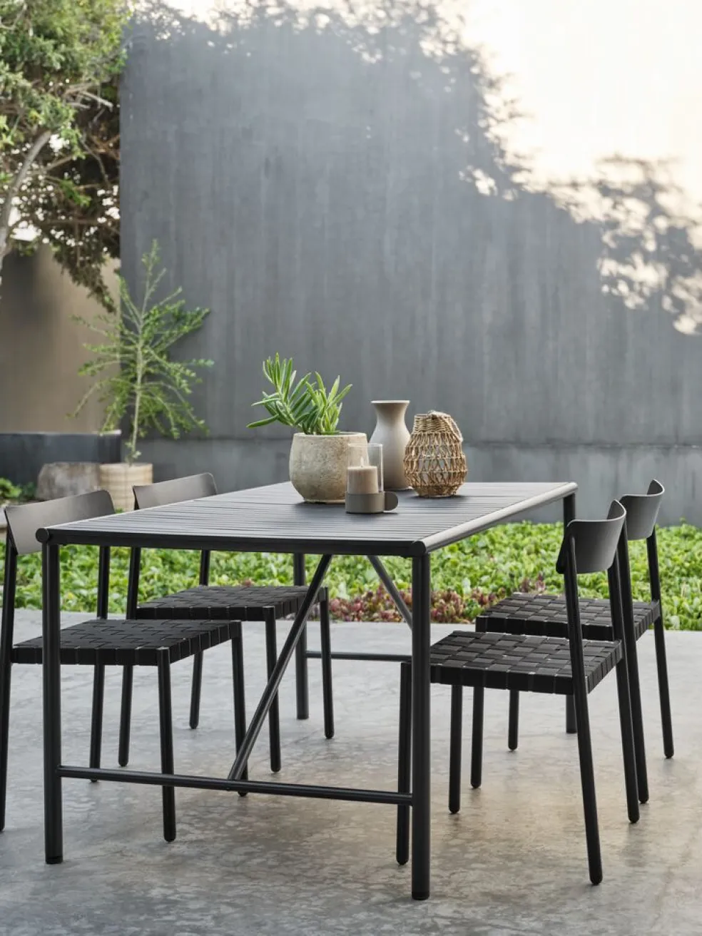VIERLITable de jardin VIERLI l90xL149 noir