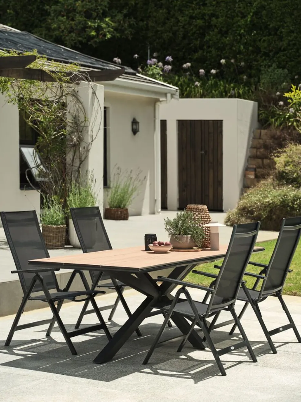 YPNASTED + LOMMAYPNASTED L215 table naturel + 4 LOMMA chaises noir
